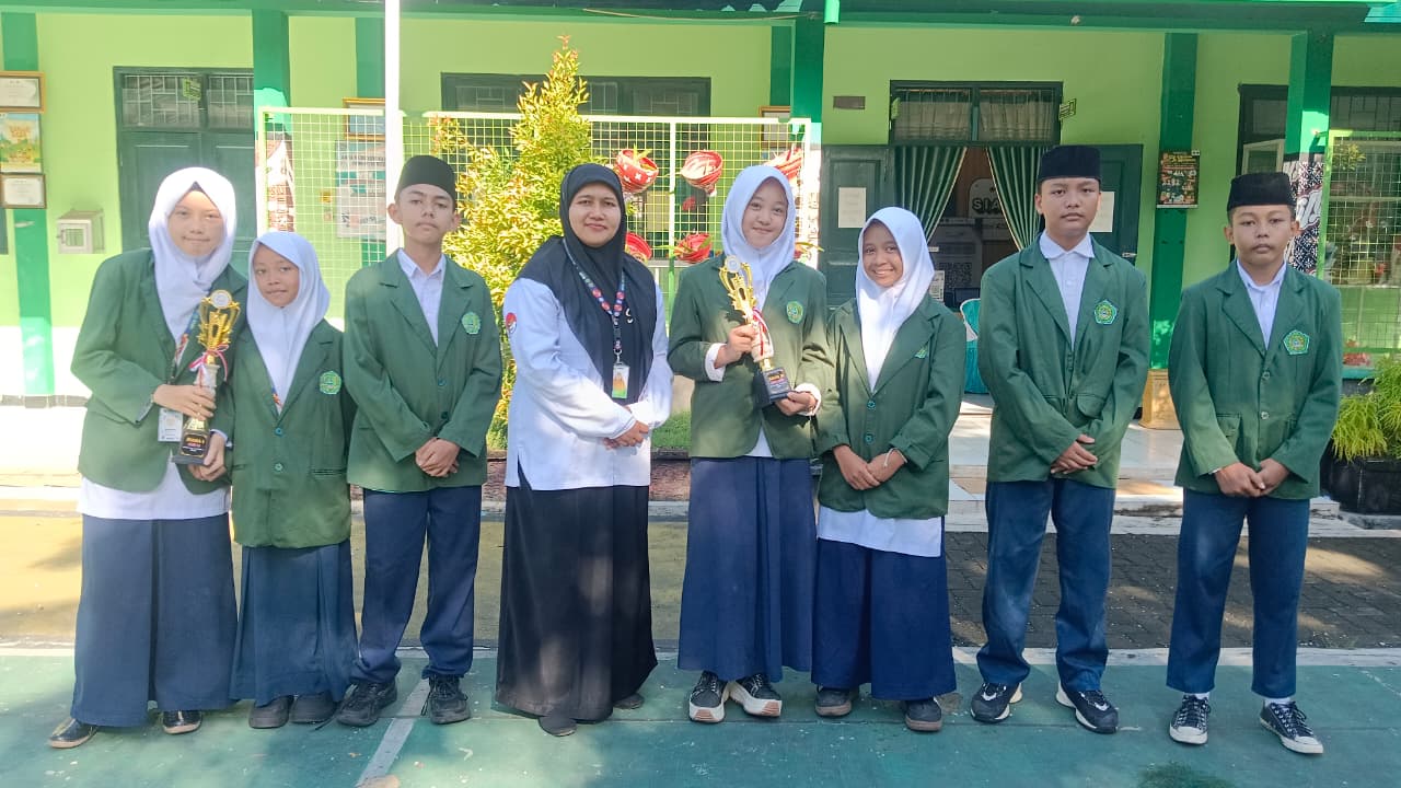Borong Prestasi Lintas Bidang, Kepala MTsN 9 Bantul Serahkan Penghargaan kepada Para Juara